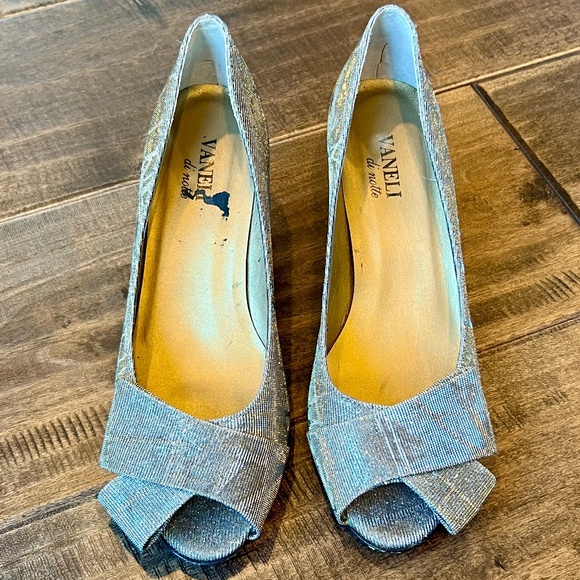 Vaneli Platinum Metallic Kitten Heel Pump Size 9.5 - Picture 4 of 12
